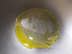 平底锅中倒入食用油烧热