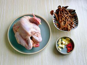 准备食材，茶树菇提前冷水泡发再洗干净。