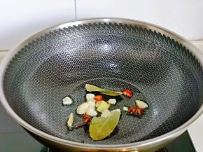 起油锅，加入香料煸炒出香味。