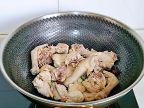 再加入鸡块煸炒。