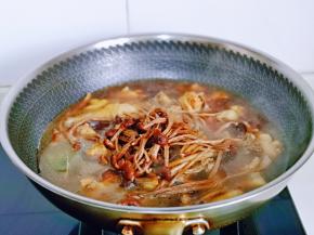 加入泡发的茶树菇，大火烧开，转小火慢炖，约35分钟，时间仅供参考，具体要根据买来鸡的年龄另定。