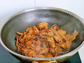 按个人口味加入，再炖5分钟，大火收汁，无需收干，有点汤汁更好吃。