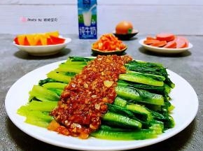 每天早餐少不了牛奶和鸡蛋的营养摄入