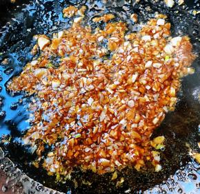 倒入蚝油中火翻炒均匀入味即可