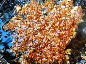 倒入蚝油中火翻炒均匀入味即可