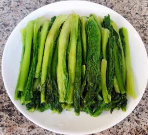 油麦菜码入盘中