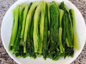 油麦菜码入盘中