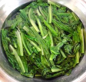 焯好水的油麦菜立即放入冷水中过凉沥干水份备用