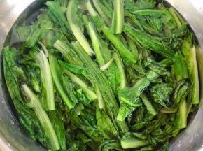 焯好水的油麦菜立即放入冷水中过凉沥干水份备用