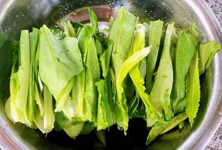 油麦菜沥干水份切成长短相同的段状