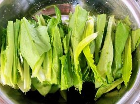 油麦菜沥干水份切成长短相同的段状