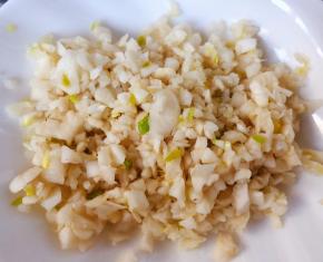 蒜去皮洗净沥干水分剁成蒜粒