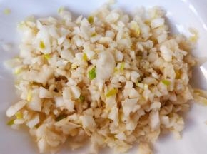 蒜去皮洗净沥干水分剁成蒜粒