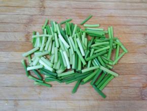蒜苔洗干净切成段。