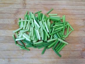 蒜苔洗干净切成段。