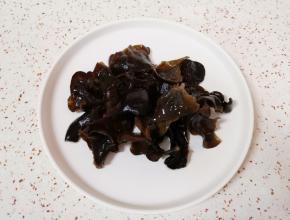 木耳洗干净撕成片。 