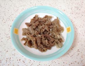 锅里放水烧开，下入牛肉卷焯熟，盛出备用。