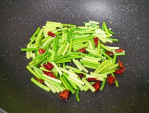 下入蒜苔翻炒至变色。