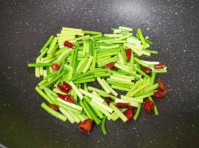 下入蒜苔翻炒至变色。