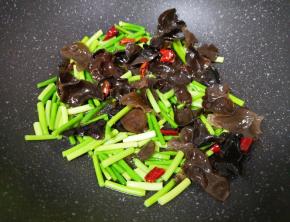 下入木耳翻炒均匀。