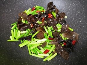 下入木耳翻炒均匀。