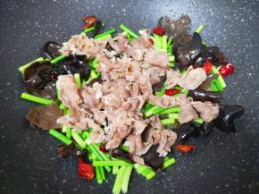 下入焯熟的牛肉卷。