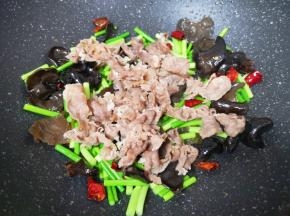 下入焯熟的牛肉卷。