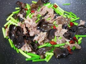 加入生抽，翻炒至牛肉卷入味。