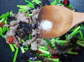 放蘑菇精提味。