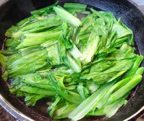 锅中烧开水放入油麦菜焯水时就不要过长断生即可