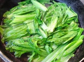 锅中烧开水放入油麦菜焯水时就不要过长断生即可