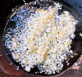 锅中倒入适量油加热放入蒜粒爆香