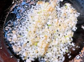 锅中倒入适量油加热放入蒜粒爆香