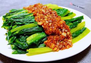 蚝油蒜蓉汁淋在油麦菜上就大功告成了