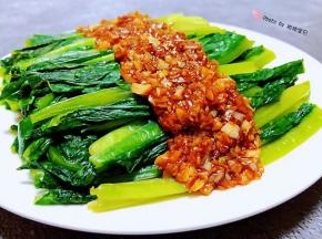 蚝油蒜蓉汁淋在油麦菜上就大功告成了