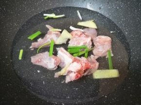 排骨凉水入锅，放小葱生姜片一起烧开，煮1分钟左右关火，捞出清洗干净备用。