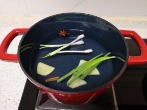 另起一个锅煮汤，加入纯净水，放入小葱、生姜、八角和桂皮。
