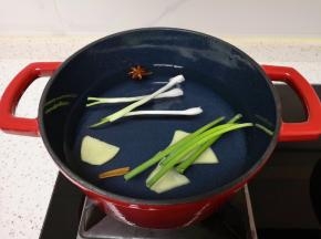 另起一个锅煮汤，加入纯净水，放入小葱、生姜、八角和桂皮。