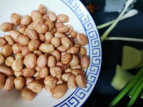 加入淘洗过的花生米。