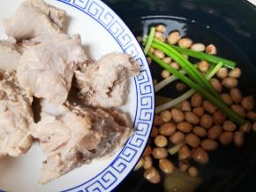 下入焯过水的排骨。