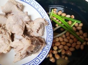 下入焯过水的排骨。