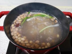 烧开以后转小火煮40分钟。