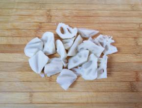 莲藕去皮切成滚刀块，用凉水泡上备用。