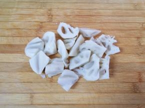 莲藕去皮切成滚刀块，用凉水泡上备用。
