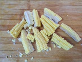 甜玉米洗干净切成小块。