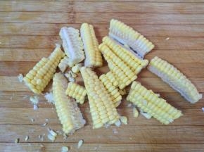 甜玉米洗干净切成小块。