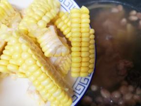 40分钟以后打开锅盖，下入甜玉米。