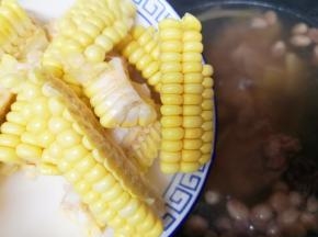 40分钟以后打开锅盖，下入甜玉米。