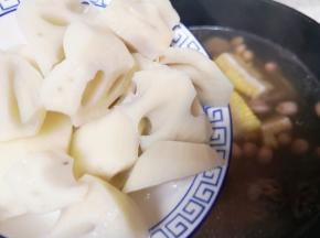 下入莲藕块。