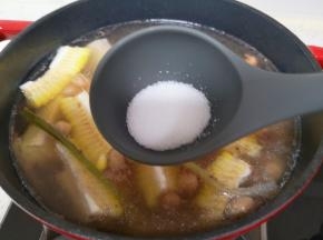 放盐调味。